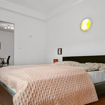 Central View 2br For 4 דירה *